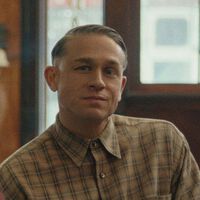 Charlie Hunnam (46 años): “Volvía a casa del mundo más oscuro y me pasaba literalmente tres horas jugando con gatitos”