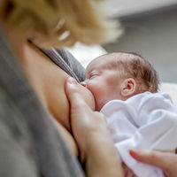 El tamaño de los pechos no influye en la producción de leche: te explicamos por qué