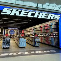 Skechers arrasa liquidando una de sus sandalias de la temporada pasada para caminar a diario por menos de 40 euros