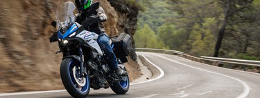 He probado la Suzuki SV-7GX y está claro: Suzuki quiere recuperar el terreno perdido con una moto ultrafácil por menos de 8.000 euros