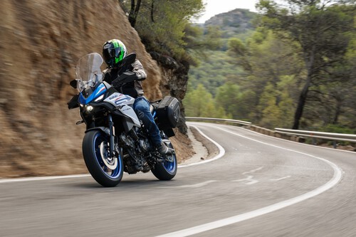 He probado la Suzuki SV-7GX y está claro: Suzuki quiere recuperar el terreno perdido con una moto ultrafácil por menos de 8.000 euros