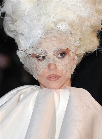 Lady Gaga comparte corazón... ¡con el espíritu de su tía!