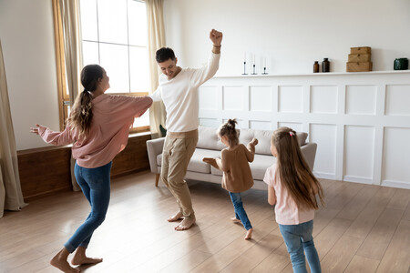 Familia Bailando Casa
