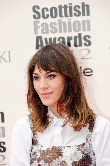 ¿Camisa con vestido? Solo para Alexa Chung 
