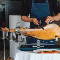 El Corte Inglés liquida un jamón de bellota 100% ibérico rebajándolo 76 euros, e incluye queso gratis