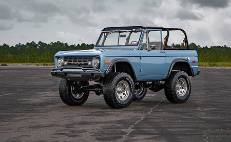 Este espectacular Ford Bronco "restomod" de 1973 puede ser tuyo, pero vete preparando la cartera...