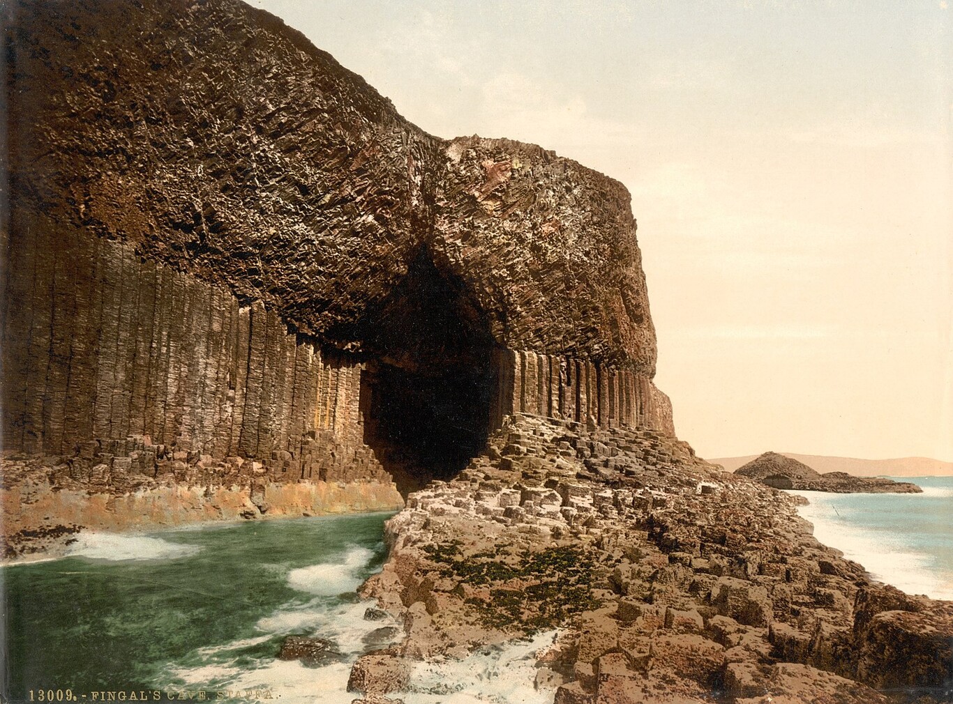 Esta cueva asombrosamente geométrica ha inspirado a grandes artistas, desde Julio Verne hasta Pink Floyd