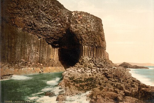Esta cueva asombrosamente geométrica ha inspirado a grandes artistas, desde Julio Verne hasta Pink Floyd