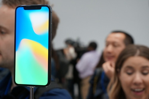 Apple recomienda pre-reservar el iPhone X a los del programa de renovación mientras Ahrendts asegura que no será el iPhone que vendan a todo el mundo