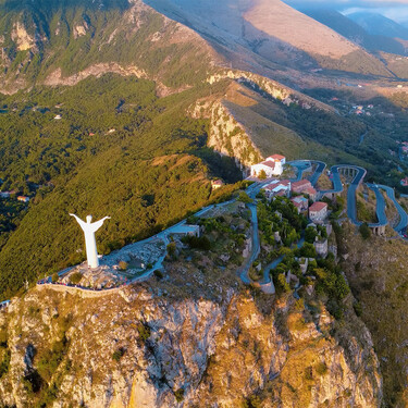 No está en Rio de Janeiro, está en una de las zonas más bonitas y desconocidas de Italia: así es el Cristo Redentor de Maratea 