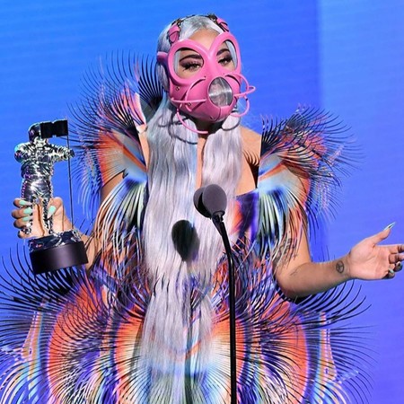 ¿No viste la gala más 'cutrihortera' de los VMAs? Las FPP2 de Lady Gaga-nadora, la paliza social en el callejón a The Weeknd y unos calzoncillos luminosos