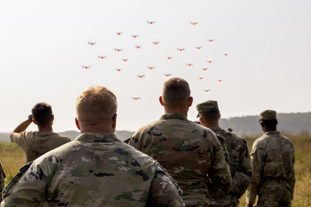 Las fábricas de la América profunda han vuelto a abrir. Y todas hacen el mismo "juguete": un ejército de drones de combate 