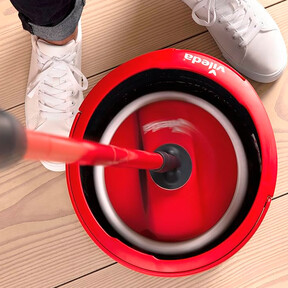 Lidl ha rebajado la mopa Vileda giratoria que dejará el suelo de la cocina limpio y brillante como un espejo en una pasada