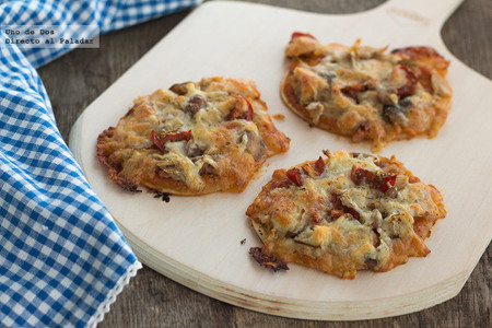 Mini pizzas de bonito, jamón cocido y setas. Receta