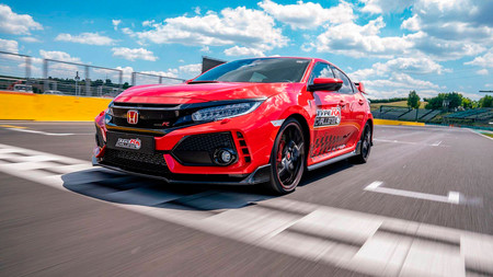 Jenson Button cierra el círculo del Honda Civic Type T con un nuevo record en Hungaroring