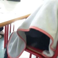 Con mantas al cole o "manta escola": la solución contra el frío en las aulas con ventanas abiertas 