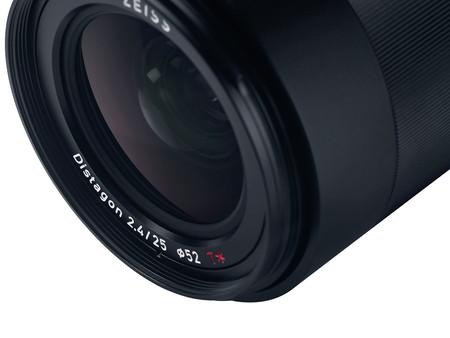 Zeiss presenta el nuevo Loxia 25 F2.4 para los amantes de la fotografía de paisaje y arquitectura