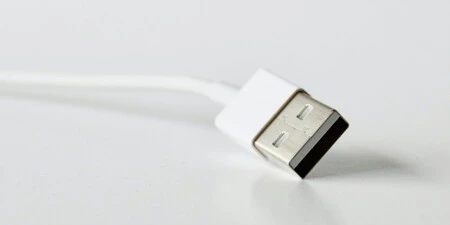 ケーブルによっていたずらが行われ、Android Auto との接続に問題が発生する可能性があります。私の場合は、ケーブルが原因だったのか、車のポートが原因だったのかわかりません