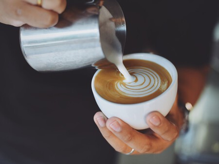 Barista Latte Vertiendo