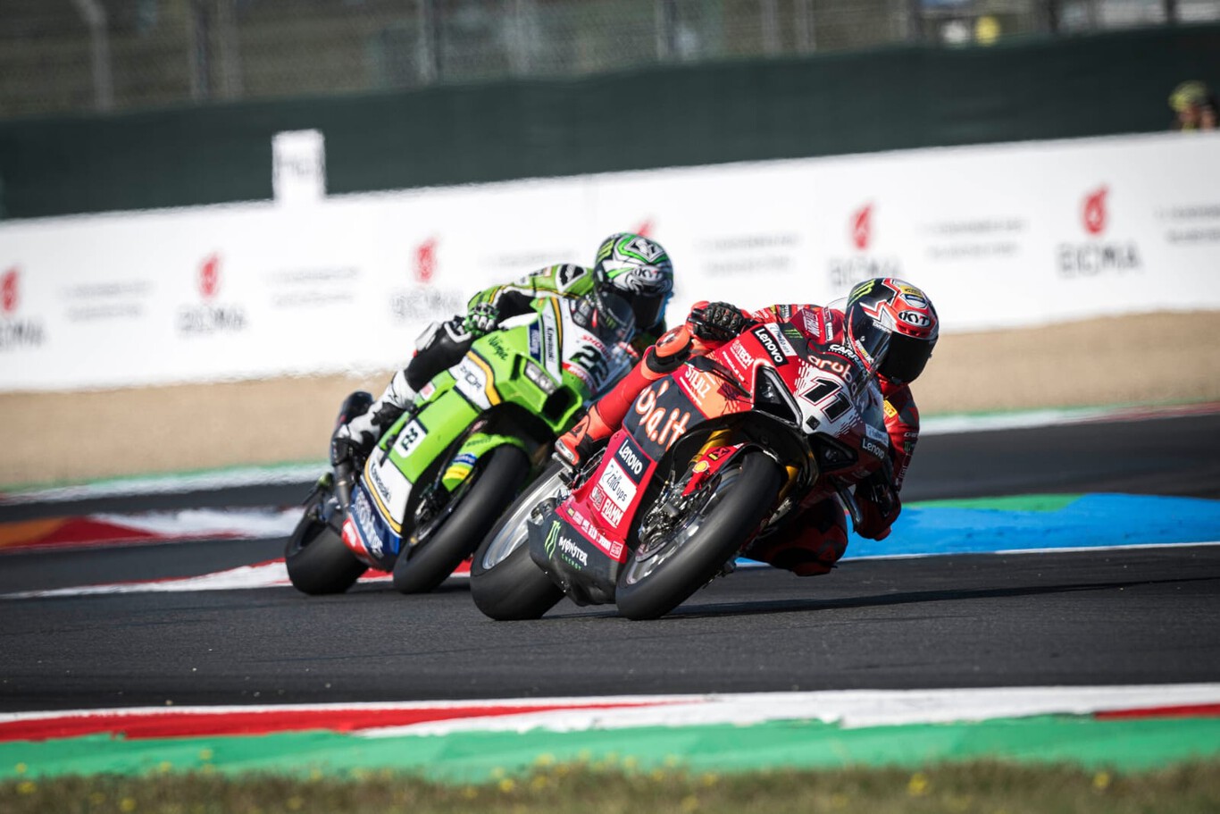 Bulega se aprovecha de la ausencia de Bautista y Razgatlioglu, pero el mérito se lo lleva Alex Lowes: de último a 4º 