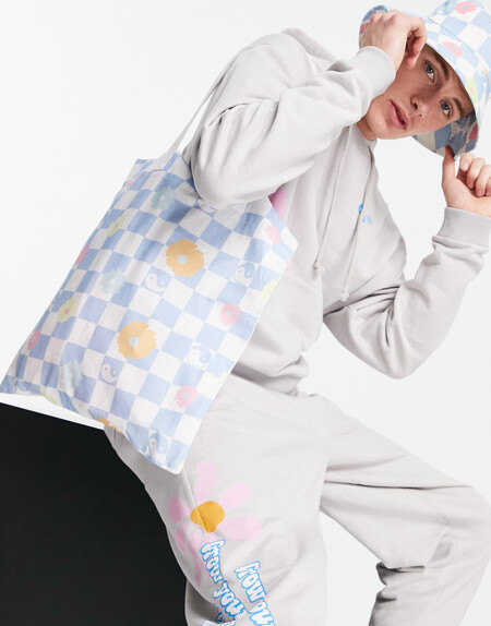 Gorras, gafas de sol, sandalias, bolsos,... los complementos de Asos para llevar a la playa o a la piscina