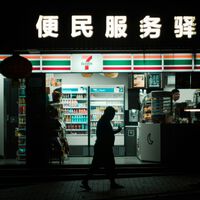 Lojas de conveniência já foram símbolo do Japão, até que a crise demográfica revelou lado sombrio do funcionamento 24 horas 