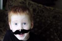 Un divertido taller infantil en Gijón: autorretratos con bigote 