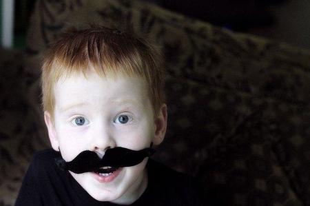 Un divertido taller infantil en Gijón: autorretratos con bigote