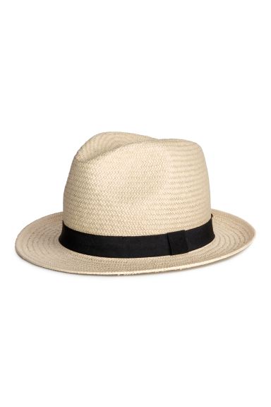 Sombrero en paja trenzada con tira de grosgrain alrededor de la copa. Ancho del ala 5,5 cm.