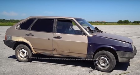 Cinco maneras de usar una cadena como sistema antirrobo en el coche que no deberás probar jamás