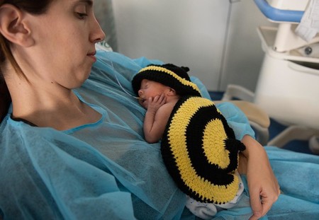 Los bebés ingresados en la UCIN del Hospital Clínic también se disfrazan por Carnaval