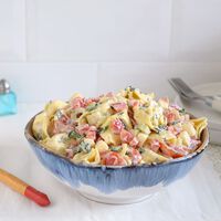 El truco para mejorar la ensalada de pasta reside en un ingrediente que solemos tirar por el fregadero 