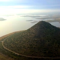 La rotonda más grande de Europa es tan grande que tiene una montaña dentro, y está en Badajoz