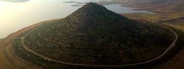 La rotonda más grande de Europa es tan grande que tiene una montaña dentro, y está en Badajoz