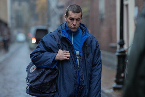 Mario Casas protagoniza su propia película de los Dardenne en una mezcla de precariedad, sexualidad y fútbol que ya se puede ver en streaming 