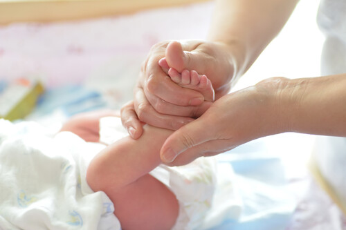 11 aceites para dar masajes a los bebés recién nacidos 