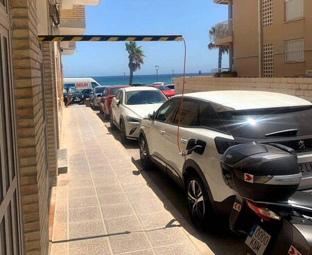 Cargando eugeot PHEV en la calle