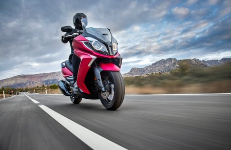 El renovado Kymco Super Dink está al caer, y nos saluda con su primer vídeo en movimiento