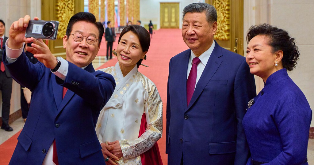 Lo siento Samsung, pero el presidente de Corea del Sur se ha hecho un selfie con un móvil Xiaomi. Este modelo exactamente