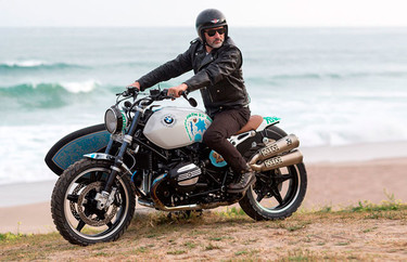 ¿Vamos a la playa a surfear? ¡No! ¡Con la furgoneta no! ¡En moto!