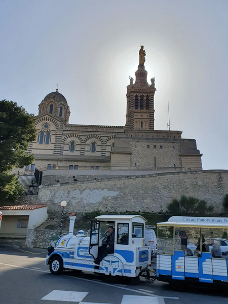 Petit Train Devant Notre Dame De La Garde
