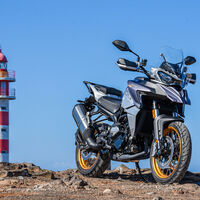 Revolución china: motos de tres cilindros con cambio copiado a lo Yamaha. Benelli y QJMotor quieren comerse el mercado 