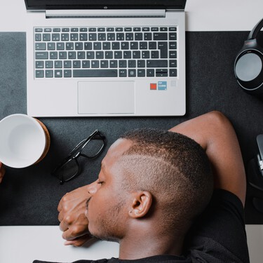 Buscar el equilibrio es la clave: así pueden los hombres frenar el desgaste emocional y recuperar su bienestar ante el estrés laboral