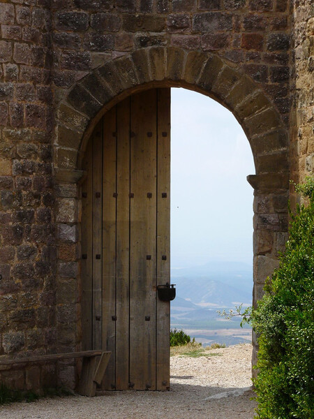 Puerta De La Muralla Que Da Entrada Al Castillo