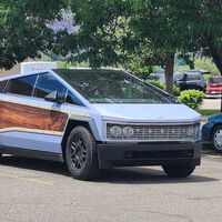 A alguien la Tesla Cybertruck no le pareció suficientemente distópica, así que la ha vinilado retro-hortera con paneles de madera y cromados