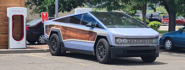 A alguien la Tesla Cybertruck no le pareció suficientemente distópica, así que la ha vinilado retro-hortera con paneles de madera y cromados