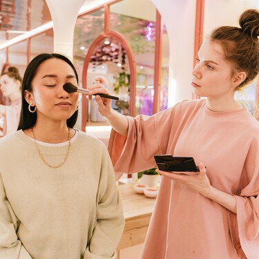 Para cubrir las ojeras y que se vean naturales hay que usar dos correctores