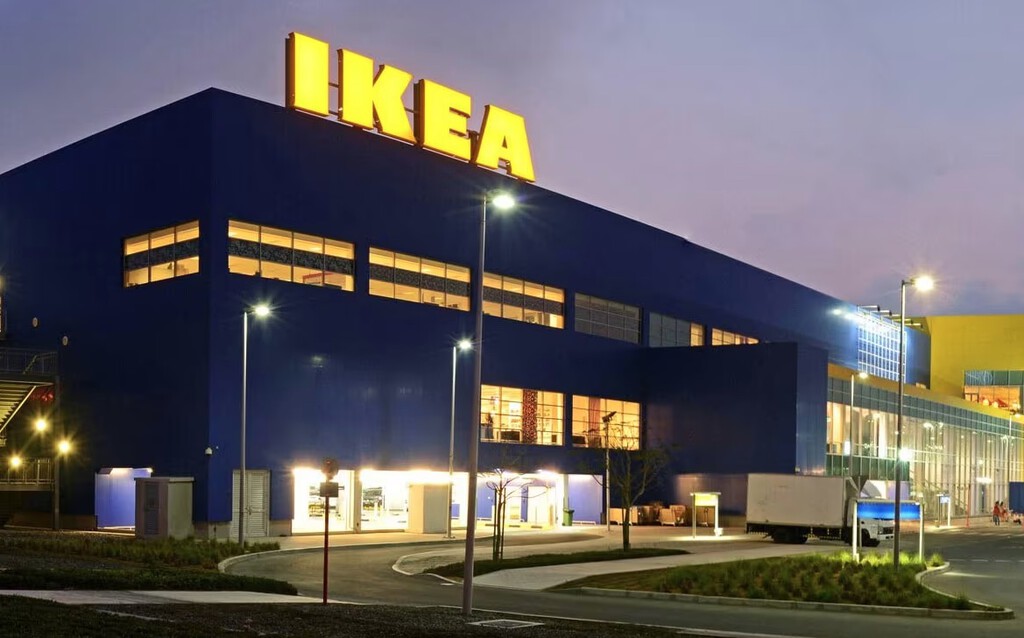 Esta lámpara flexo de Ikea es un 2 en 1 ideal para tu escritorio: da luz y carga tu móvil de forma inalámbrica (por menos de 70 euros)