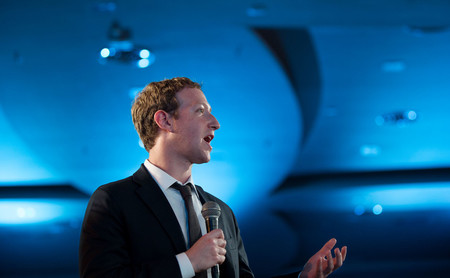 Mark Zuckerberg sigue defendiendo el derecho de Facebook a publicar anuncios políticos con información falsa