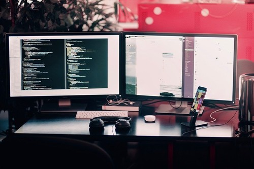 ¿Qué es mejor para tu productividad, pantalla panorámica de 24" o tener dos más pequeñas?